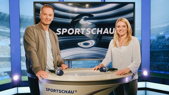 Claus Lufen und Nia Künzer in Studio der ARD Sportschau © NDR 