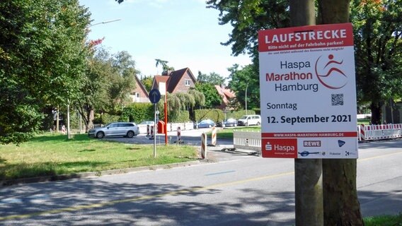 Schild, das auf den Hamburg-Marathon hinweist © IMAGO / Lobeca 