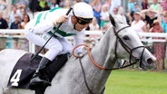 Jockey Cristian Demuro bei der Derbywoche in Hamburg mit Alpenblume © IMAGO / Galoppfoto 