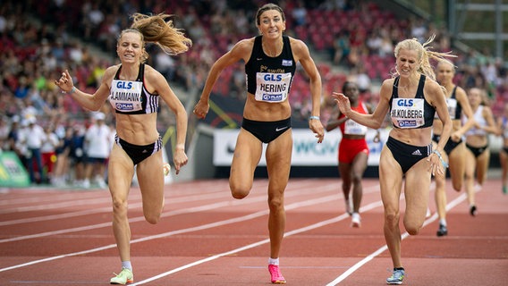 Alina Ammann (l.) gewinnt das 800m-Finale vor Christina Hering (M.). © IMAGO / Beautiful Sports 
