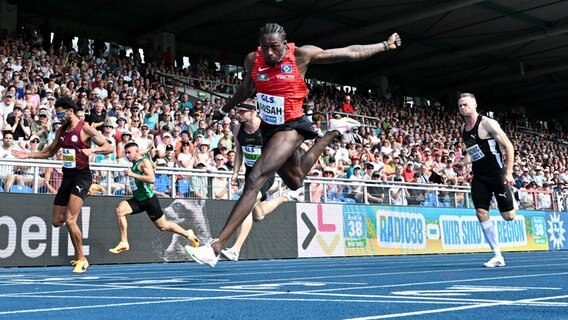 Leichtathletik: Deutsche Meisterschaft im Eintracht-Stadion. 100m, Finale, Männer. Owen Ansah läuft ins Ziel. © picture alliance / dpa 