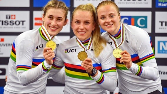 Die deutschen Teamsprint-Weltmeisterinnen Pauline Grabosch, Emma Hinze und Lea Sophie Friedrich (v.l.n.r.) © picture alliance / Roth | Roth 
