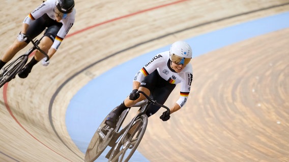 Die deutschen Sprinterin Emma Hinze bei der Bahn-WM in Roubaix vor Lea Sophie Friedrich © imago images/Beautiful Sports Foto: Hilger