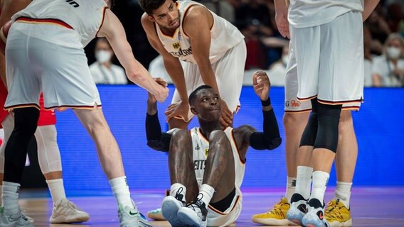 Dennis Schröder im Trrikot der deutschen Basketball-Nationalmannschaft © IMAGO / camera4+ 