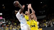 Heidelbergs Tim Coleman beim Wurf gegen die Baskets Oldenburg © IMAGO/Eibner 