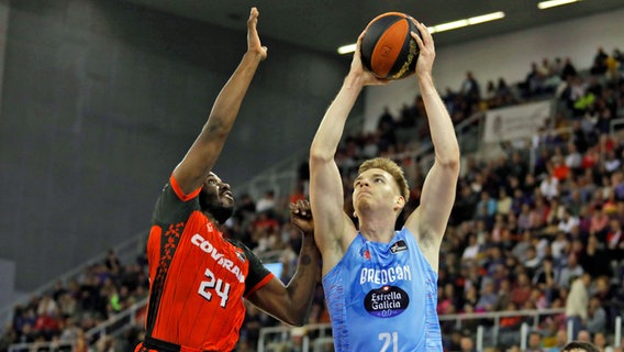 Justus Holatz (right) in a league match for the Spanish basketball club Rio Pregan.  © Imago / Norphoto 