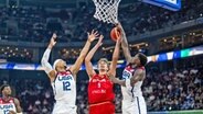 Franz Wagner (Nr. 9) setzt sich am Korb gegen Josh Hart (l.) und Anthony Edwards durch. © IMAGO / camera4+ 