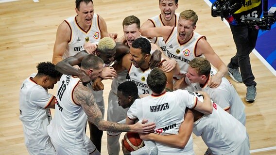 Deutschlands Basketballer bejubeln den WM-Titel in Manila. © picture alliance / dpa 