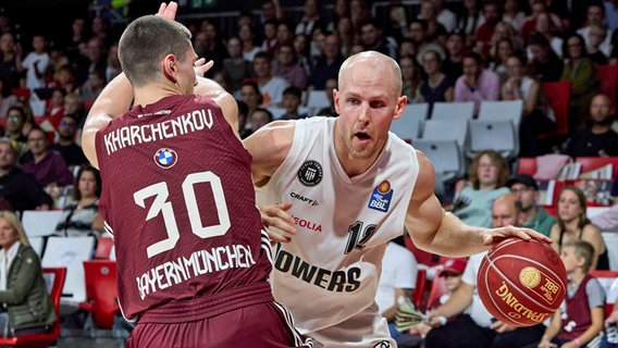 Seth Hinrichs (Towers Hamburg, r.) gegen Ivan Kharchenkov (FC Bayern) © IMAGO / sportworld 