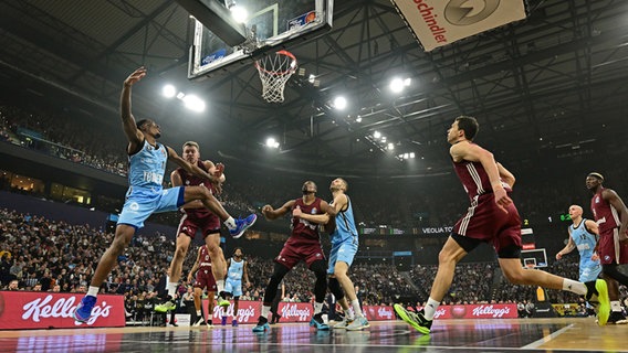 v.l. William Christmas (Hamburg Towers), Niels Giffey Hamburg, 24.03.2024, Basketball, Barclays Arena, Bundesliga, Veolia Towers Hamburg - FC Bayern Muenchen © Witters 