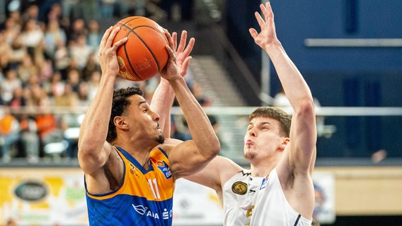 Oshane Drews (Rostock Seawolves, li.) gegen Luka Scuka (Basketball Löwen Braunschweig, re.) © IMAGO / Ostseephoto 