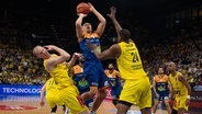 Baskets Oldenburg vs Rostock Seawolves 13.05.2025, EWE Arena, Oldenburg, GER, easy Credit-BBL, Play-Ins, EWE Baskets Oldenburg vs Rostock Seawolves, im Bild Robin AMAIZE ( Rostock Seawolves 15 ) Seth HINRICHS ( EWE Baskets Oldenburg 21 ) Mouhamed BARRO ( EWE Baskets Oldenburg 24 ) * © imago images / Nordphoto 