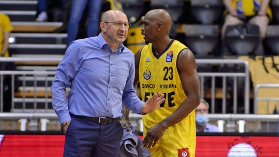 Baskets Headcoach Mladen Drijencic (l.) mit Rickey Paulding. © IMAGO / Eibner 