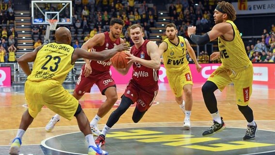Münchens Andreas Obst (M.) wird von den Oldenburgern Rickey Paulding (l.) und Sebastian Herrera (r.) gestoppt. © IMAGO / Nordphoto 