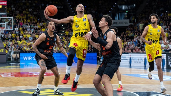 Oldenburgs Geno Crandall (M.) kämpft gegen Kevin Yebo (l.) und Nicholas Tischler (Niners Chemnitz) um den Ball. © IMAGO / Nordphoto 