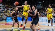 Oldenburgs Geno Crandall (M.) kämpft gegen Kevin Yebo (l.) und Nicholas Tischler (Niners Chemnitz) um den Ball. © IMAGO / Nordphoto 
