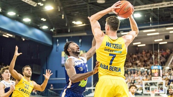 Selom Mawugbe (l.) von den Rostock Seawolves im Zweikampf mit Yannick Wetzell (Alba Berlin) © IMAGO / Fotostand 