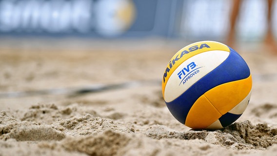 Ein Beachvolleyball liegt im Sand. © Witters 