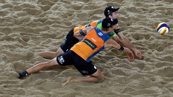 Julius Thole (vorn) und Clemens Wickler beim Beachvolleyball-Turnier am Hamburger Rothenbaum in Aktion. © IMAGO / Tischler 