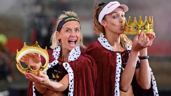 Laura Ludwig und Anouk Vergé-Dépré präsentieren ihre Kronen in Hamburg © Witters 