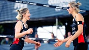 Die Beachvolleyballerinnen Laura Ludwig (l.) und Louisa Lippmann. © IMAGO / Beautiful Sports 