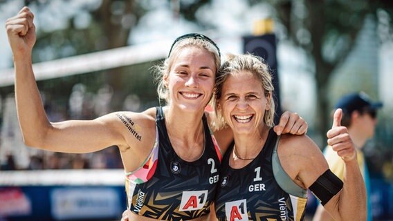 Die Beachvolleyballerinnen Louisa Lippmann (l.) und Laura Ludwig freuen sich über einen Sieg. © IMAGO / Justus Stegemann 