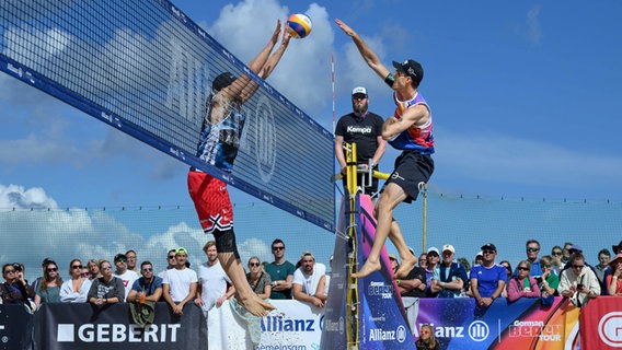 Clemens Wickler (r.) bei den deutschen Beachvolleyball-Meisterschaften in Timmendorfer Stand © IMAGO / Beautiful Sports 