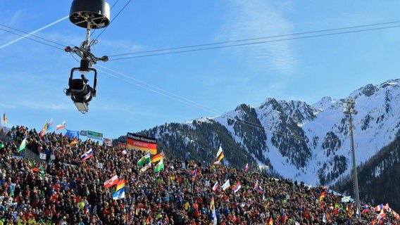 Volle Zuschauerränge bei der Biathlon-WM im Februar 2020 in Antholz in Südtirol. © imago images / ZUMA Wire 