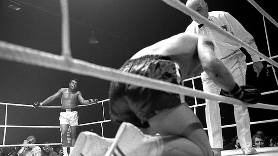 Jürgen Blin 1971 im Kampf gegen Ali am Boden © picture-alliance / dpa 