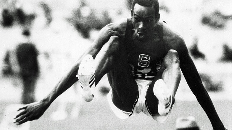 Der US-Amerikaner Bob Beamon bem Weitsprung während der Olympischen Spielen in Mexiko 1968 © ullstein bild - Werek