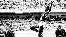 Der US-Amerikaner Bob Beamon beim Weitsprung in Mexiko 1968 © picture-alliance / dpa