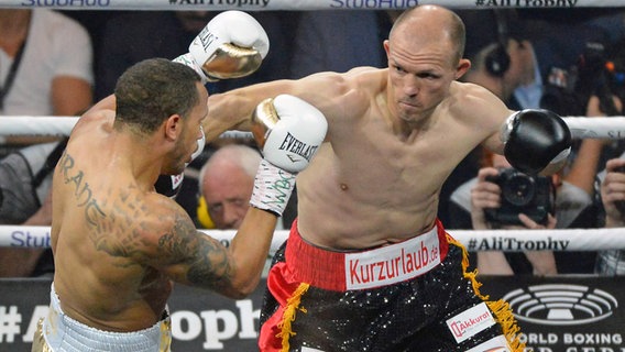 Jürgen Brähmer (r.) im Boxkampf gegen Rob Brant © imago/Jan Huebner 