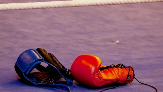 Boxhandschuhe und Kopfschutz im Boxring © EXPA/ J. Groder 