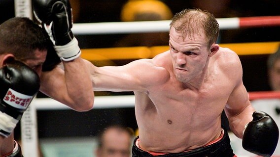 Jürgen Brähmer boxt 2008 gegen Karim Bennama. © picture-alliance / Sven Simon 