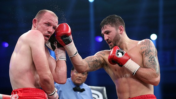 Profiboxer Jürgen Brähmer (links) boxt in Neubrandenburg gegen Nathan Clevery. © dpa-Bildfunk Foto: Ronny Hartmann
