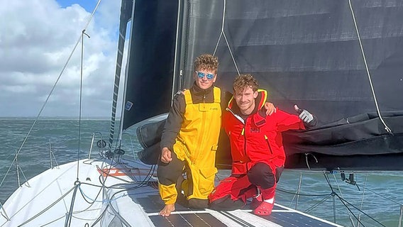 Lennart Burke (r) und Melwin Fink an Bord ihrer Class-40-Yacht "SignForCom". © picture alliance Foto: next generartion sailing