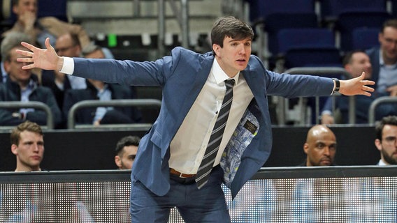 Basketball-Trainer Pedro Calles © IMAGO / Contrast 