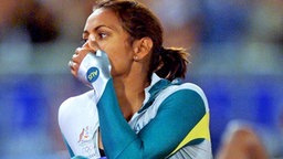 Die Australierin Cathy Freeman nach ihrem Olympiasieg in Sydney 2000 © picture-alliance / dpa