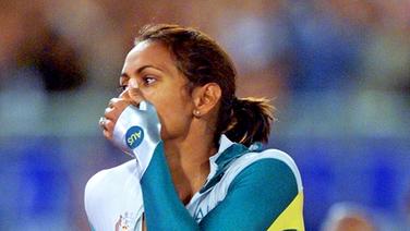 Die Australierin Cathy Freeman nach ihrem Olympiasieg in Sydney 2000 © picture-alliance / dpa