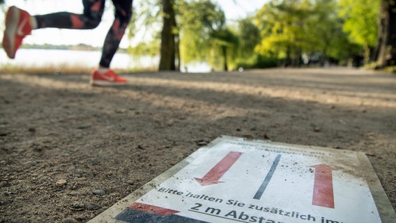 Hinweisschild auf der Laufstrecke an der Hamburger Außenalster © Witters 