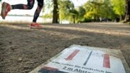 Hinweisschild auf der Laufstrecke an der Hamburger Außenalster © Witters 