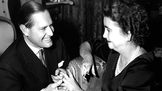 Gottfried Freiherr von Cramm während der Trauung mit Barbara Hutton im November 1955 in Versailles © picture-alliance / dpa 