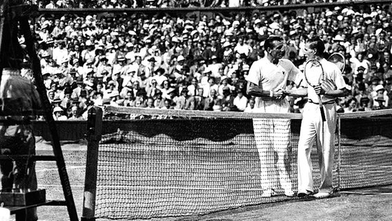 Gottfried Freiherr von Cramm (l.) in Wimbledon © picture-alliance / dpa 