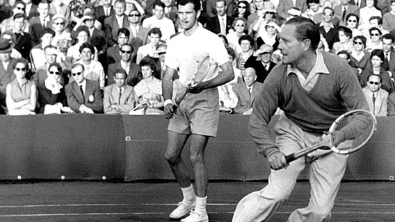 Gottfried Freiherr von Cramm (vorne) spielt 1955 Doppel am Rothenbaum. © picture-alliance / dpa 