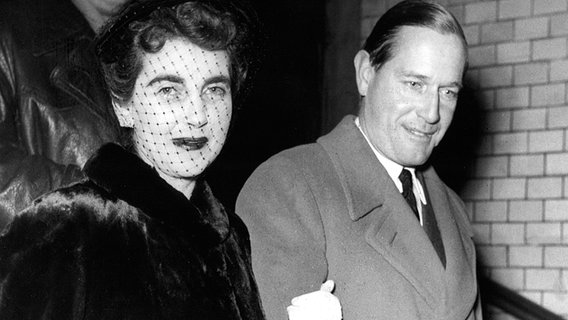 Gottfried Freiherr von Cramm mit Barbara Hutton © picture-alliance / dpa 