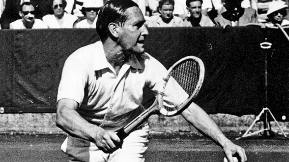 Gottfried Freiherr von Cramm in Wimbledon 1951 © picture-alliance / akg-images 