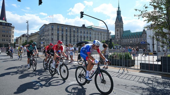 Die Profis bei den Cyclassics 2022 in Hamburg. © Witters 