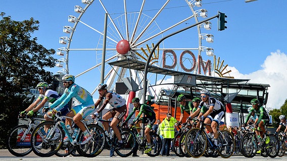 Teilnehmer des Elite-Rennens bei den Cyclassics fahren am Riesenrad des Hamburger Doms vorbei. © dpa - Bildfunk Foto: Daniel Reinhardt