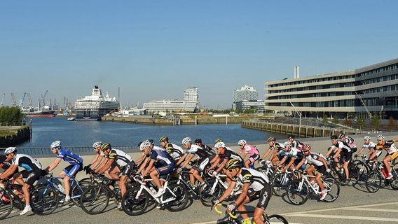 Rennradfahrer vor der Kulisse der Hamburger Hafencity © Witters 