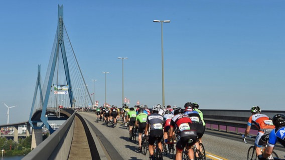Rennradfahrer auf der Hamburger Köhlbrandbrücke. © Witters 